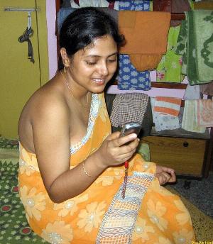 Abitha Aunty_72.jpg Cute Abitha Aunty Saree Candid Panties and Nudes